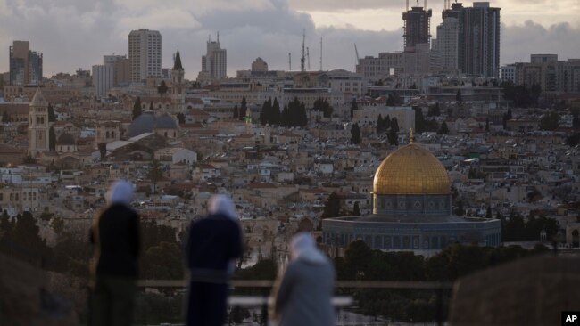 Sejumlah muslimah mengunjungi Bukit Zaitun, menghadap Kubah Batu di kompleks Masjid Al Aqsa di Kota Tua Yerusalem, Kamis, 7 Maret 2024. (Foto: Leo Correa/AP)