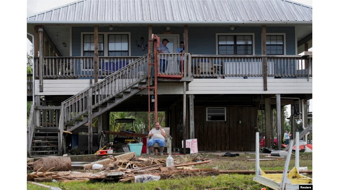Austin Daniel Ellison, que operaba un negocio de camarones con su padre que fue destruido por el huracán Idalia, sentado frente a su casa en Horseshoe Beach, Florida, el 31 de agosto de 2023. REUTERS/Julio César Chávez