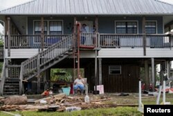 Austin Daniel Ellison, que operaba un negocio de camarones con su padre que fue destruido por el huracán Idalia, sentado frente a su casa en Horseshoe Beach, Florida, el 31 de agosto de 2023. REUTERS/Julio César Chávez