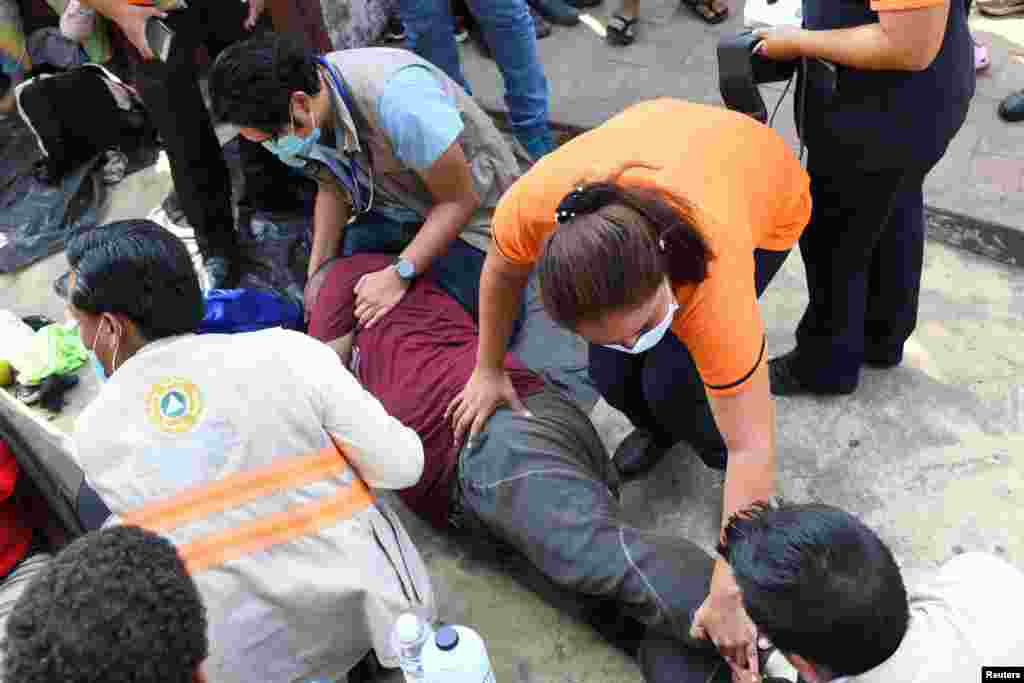 El personal de Protección Civil ayuda a migrante que murió de un infarto, según medios locales. 