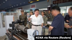金正恩在朝鲜一个不明地点视察北中机床中心以及一个主要弹药工厂。（朝中社9月3日提供）
