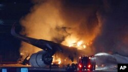 Máy bay của Japan Airlines bị cháy trên đường băng tại phi trường Haneda, Tokyo, Nhật Bản, ngày 2/1/2024.