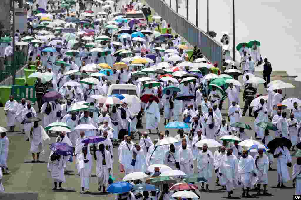 Muslim pilgrims arrive at the Mina tent camp during the annual Hajj pilgrimage near the holy city of Mecca as more than a million Muslim pilgrims started the hajj pilgrimage. (Photo by FADEL SENNA / AFP)
