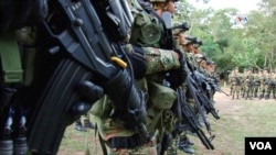 Un grupo de militares recibiendo instrucciones en la base aérea de Tolemaida, en el centro de Colombia. [Foto: Johan Reyes, VOA].
