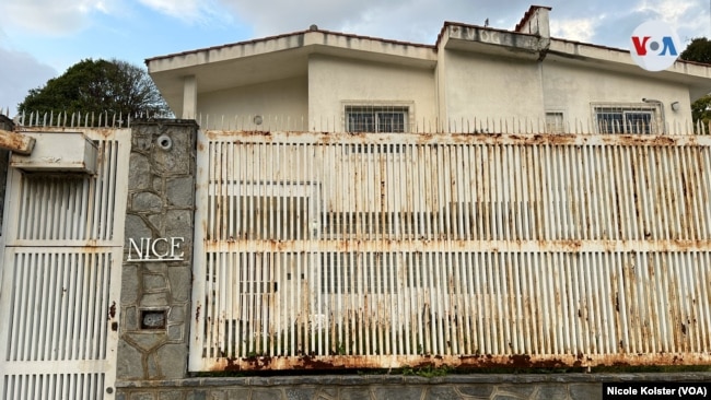 La fachada de una casa en una urbanización de clase alta en Caracas
