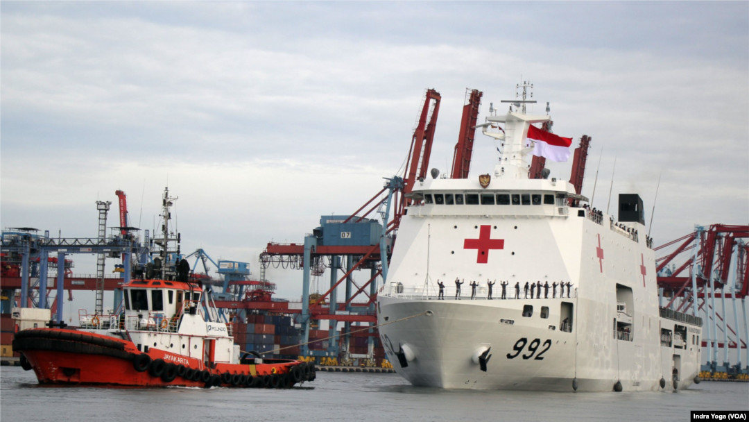 Ditarik kapal pemandu, KRI 992 dr. Radjiman Wedyodiningrat berangkat meninggalkan Indonesia menuju Mesir untuk melaksanakan misi kemanusiaan di Gaza pada Kamis (18/1) di Jakarta. (VOA/Indra Yoga)