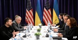 La vicepresidenta de EEUU, Kamala Harris, derecha, y el presidente de Ucrania Volodymyr Zelenskyy, izquierda, así como miembros de sus delegaciones, se reúnen en la Conferencia de Seguridad de Múnich en Alemania, el 17 de febrero de 2024. (Tobias Schwarz/ Piscina vía AP)