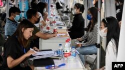 Младите во Кина се движат со борби за вработување, општествени трендови и владини иницијативи со потенцијални далекусежни последици.