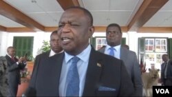 FILE: URetired General Constantino Chiwenga ukhuluma lentathelizindaba eHarare. (Columbus Mavhunga/VOA)