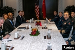中国国防部长董军2024年5月31日在新加坡出席香格里拉对话会期间与美国国防部长劳埃德·奥斯汀举行双边会晤。