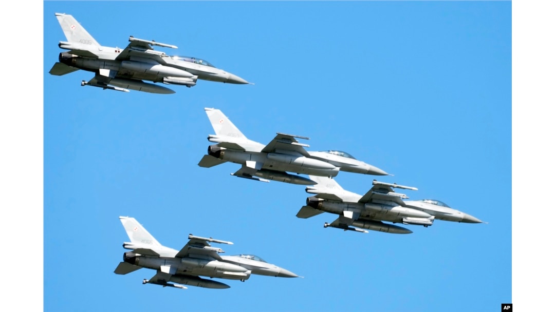 ARCHIVO - Aviones de combate F-16 de fabricación estadounidense vuelan en el cielo sobre la capital de Polonia mientras participan en un desfile militar masivo para celebrar el Día del Ejército Polaco, en Varsovia, Polonia, el 15 de agosto de 2023.