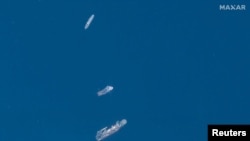 Imagen satelital de los barcos que participan en las operaciones de búsqueda y rescate asociadas al sumergible Titan, desaparecido cerca de los restos del Titanic, el 22 de junio de 2023. Maxar Technologies, via Reuters.