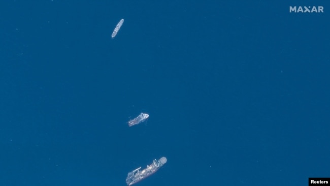 Imagen satelital de los barcos que participan en las operaciones de búsqueda y rescate asociadas al sumergible Titan, desaparecido cerca de los restos del Titanic, el 22 de junio de 2023. Maxar Technologies, via Reuters.