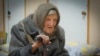 روسیوں کی گولہ باری میں 98 سالہ یوکرینی خاتون نے میلوں کا پیدل سفر کیسے طے کیا؟