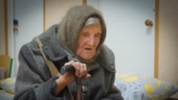 یوکرین کی 98 سالہ معمر خاتون کے جو روسی گولہ باری کے دوران دس کلو میٹر پیدل  چل کر روس  کے زیر قبضہ ڈونیٹسک سے کیف کے  کنٹرول کے علاقے میں پہنچیں ۔فوٹو اے پی26اپریل 2024