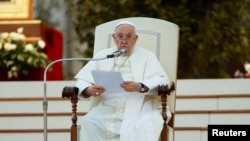 Paus Fransiskus menghadiri doa ekumenis di lapangan Basilika Santo Petrus di Vatikan, pada 30 September 2023. (Foto: Reuters/Remo Casili)