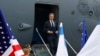 El secretario de Estado de Estados Unidos, Antony Blinken, baja del avión a su llegada a Tel Aviv, Israel, el viernes 22 de marzo de 2024. (Evelyn Hockstein/Pool Photo vía AP)