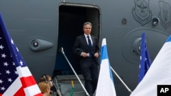 Menteri Luar Negeri AS Antony Blinken turun dari pesawat saat tiba di Tel Aviv, Israel, Jumat, 22 Maret 2024. (Evelyn Hockstein via AP)
