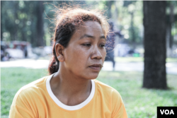 អ្នកស្រី ឆេង លក្ខិណា ស្ត្រីជាម្តាយ បានឱ្យដឹងថា អ្នកស្រីកំពុងបារម្ភពីស្ថានភាពជំងឺរបស់កូនស្រី មុនពេលអ្នកស្រីបានសម្រេចនាំកូនមកទទួលការព្យាបាលនៅមន្ទីរពេទ្យគន្ធបុប្ផា នៅរាជធានីភ្នំពេញ កាលពីថ្ងៃទី ១ ខែមីនា ឆ្នាំ ២០២៣។ (ទែន សុខស្រីនិត/វីអូអេ)