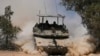 以色列士兵在以色列南部与加沙边境附近驾驶一辆坦克。（2024年5月29日）