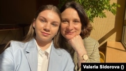 У Києві у Валерії почалося нове життя. Вона навчається у медичному коледжі та зустріла свою нову опікунку