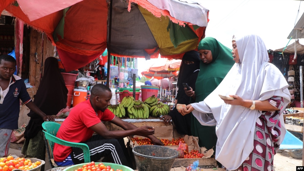 FILE - Somalis buy vegetables at a market in Mogadishu, June 12, 2022.