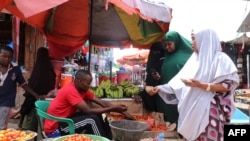 FILE - Somalis buy vegetables at a market in Mogadishu, June 12, 2022.