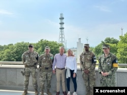 13일 비무장지대(DMZ)를 방문한 브라이언 켐프 조지아 주지사가 장병들과 자리를 함께했다. 사진 = 브라이언 켐프 조지아 주지사 X