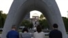 Pengunjung berdoa di depan cenotaph yang didedikasikan untuk para korban bom atom di Hiroshima Peace Memorial Park di Hiroshima, Jepang barat, 6 Agustus 2023. (Foto: Kyodo via AP)