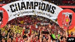 জাপানের সাইতামা স্টেডিয়ামে এএফসি চ্যাম্পিয়ন্স লিগের ফাইনালের দ্বিতীয় লেগে আল-হিলালের বিরুদ্ধে জয়ের পর ট্রফি নিয়ে উল্লাস করছে উরাওয়া রেড ডায়মন্ডস খেলোয়াড়রা। ৬ মে, ২০২৩। (ফাইল ছবি) 