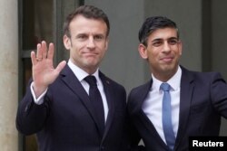 Perdana Menteri Inggris Rishi Sunak (kanan), dan Presiden Prancis Emmanuel Macron di Istana Elysee, Paris, Prancis Jumat, 10 Maret 2023. (Kin Cheung/Pool via REUTERS)
