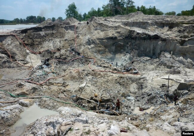 Penambang ilegal bekerja di tambang timah terbuka di Pulau Bangka, 24 September 2013. (Foto: Reuters)