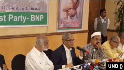 রবিবার (৩ সেপ্টেম্বর) রোহিঙ্গা সমস্যার সমাধান নিয়ে এক সেমিনারে বক্তৃতা রাখছেন বিএনপি মহাসচিব মির্জা ফখরুল ইসলাম আলমগীর। 