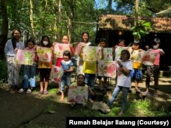 Rumah Belajar Ilalang -- Anak-anak memamerkan batik karya mereka yang menggunakan pewarna alami. (Foto: Courtesy/Rumah Belajar Ilalang)