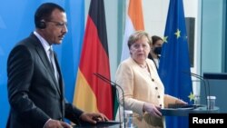 Rais aliyepinduliwa wa Niger, Mohamed Bazoum akiwa na aliyekuwa chanseka wa Ujerumani Angela Merkel huko Berlin Julai 8, 2021. Picha na Bernd von Jutrczenka/REUTERS.