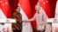 စင်္ကာပူကိုရောက်နေတဲ့ အင်ဒိုနီးသမ္မတ Joko Widodo (ဝဲ) နဲ့ စင်္ကာပူဝန်ကြီးချုပ် Lee Hsien Loong (ယာ) တို့တွေ့ဆုံနှုတ်ဆက် (မတ် ၁၆၊ ၂၀၂၃)