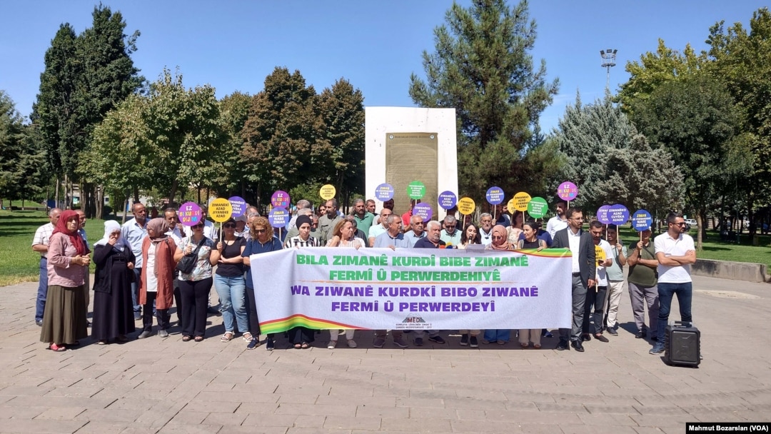 Sivil toplum örgütleri sık sık bir araya gelerek Kürtçe için çağrı yapıyor.