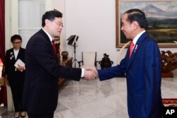 Presiden Joko Widodo (kanan) menyapa Menlu China Qin Gang dalam pertemuan di Istana Merdeka, Jakarta, Rabu, 22 Februari 2023. (kantor Istana Kepresidenan via AP)