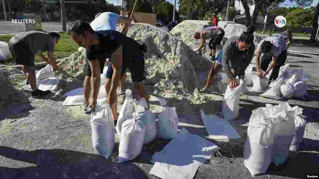 Los sacos de arena evitan que el agua entre con mayor fuerza a las viviendas y negocios, según los habitantes de la Florida, quienes están en estado de emergencia y se les ha solicitado que se resguarden en lugares seguros.