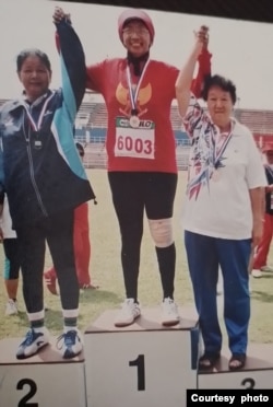 Niniek Koesni Rahadjeng (tengah) kejuaraan di Singapura tahun 2017 (dok. pribadi).