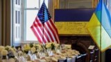 В 2022 году президент Украины Владимир Зеленский привез в Конгресс США флаг страны, подписанный украинскими защитниками Бахмута. Капитолий, 21 сентября 2023 года. Зал, где проходила американо-украинская встреча. 