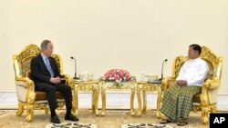 Jenderal Senior Min Aung Hlaing, kanan, kepala dewan militer, berbicara dengan Ban Ki Moon, kiri, mantan Sekretaris Jenderal PBB, selama pertemuan mereka pada Senin, 24 April 2023, di Naypyitaw, Myanmar. (Foto: via AP)