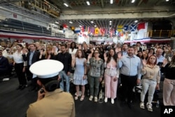 ผู้เข้าร่วมพิธีสาบานตนเป็นชาวอเมริกัน ในพิธีที่จัดขึ้นบนเรือรบ USS Bataan เมื่อ 7 พ.ค. 2567