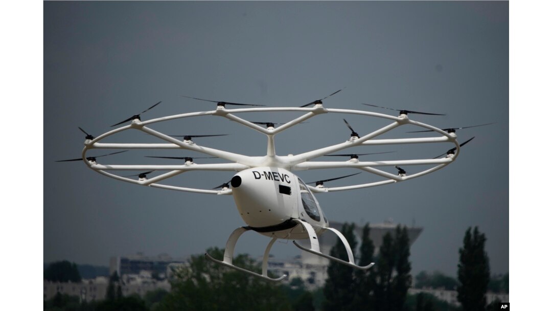 Taksi terbang "Volocopter 2X" saat uji coba di Le Bourget, pinggiran Paris.