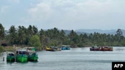 Perahu nelayan di dekat kotapraja Gwa di negara bagian Rakhine Myanmar, 11 Mei 2023. Topan Mocha dengan kecepatan angin hingga 145 kilometer (90 mil) per jam diperkirakan akan menhantam sepanjang perbatasan Bangladesh-Myanmar, 14 Mei 2023. (Sai Aung MAIN / AFP) 