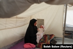 Mervat Salha, nenek dari bayi perempuan Palestina Mariam yang lahir dalam perang antara Israel dan Hamas di Rafah di Jalur Gaza selatan 17 Desember 2023. (Foto: REUTERS/Saleh Salem)