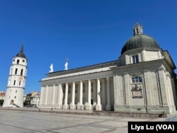 2023年7月12日，维尔纽斯的大教堂广场。（美国之音记者莉雅拍摄）