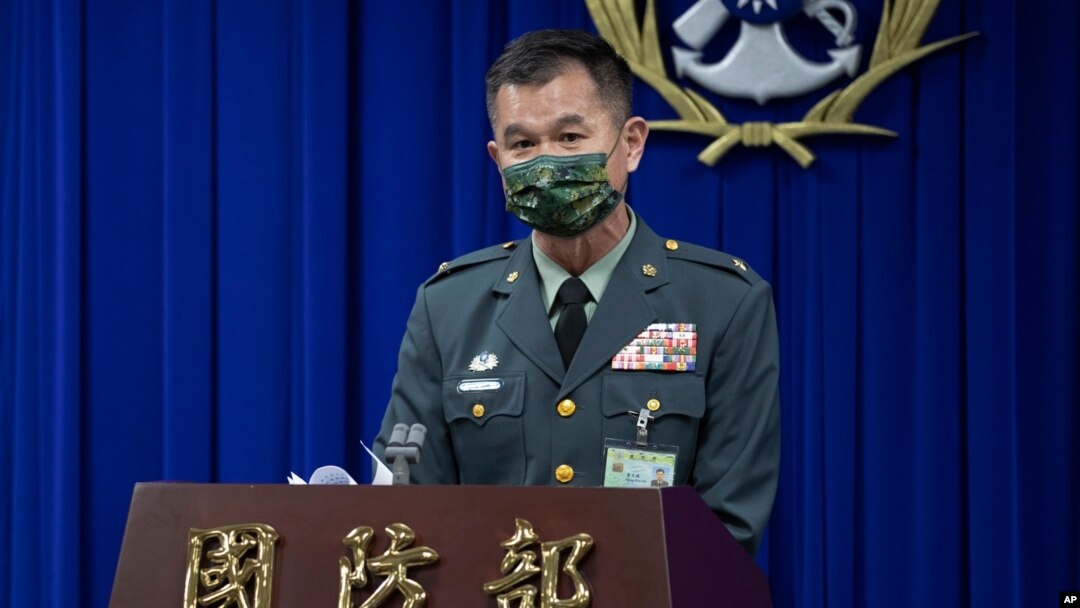 Pejabat Kementerian Pertahanan Taiwan, Mayor Jenderal Huang Wen-chi, berbicara selama konferensi pers di Taipei, Taiwan, Selasa, 14 Februari 2023.