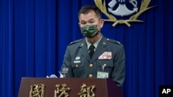 Pejabat Kementerian Pertahanan Taiwan, Mayor Jenderal Huang Wen-chi, berbicara selama konferensi pers di Taipei, Taiwan, Selasa, 14 Februari 2023.