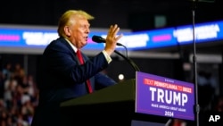 Ish-presidenti Donald Trump duke folur gjatë një aktiviteti elektoral në Universitetin Temple University në Filadelfia (22 qershor 2024)